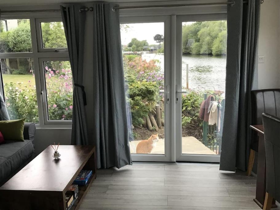 River Retreat- Near Holloway U, Thorpe Park And Heathrow Airport Lejlighed Eksteriør billede